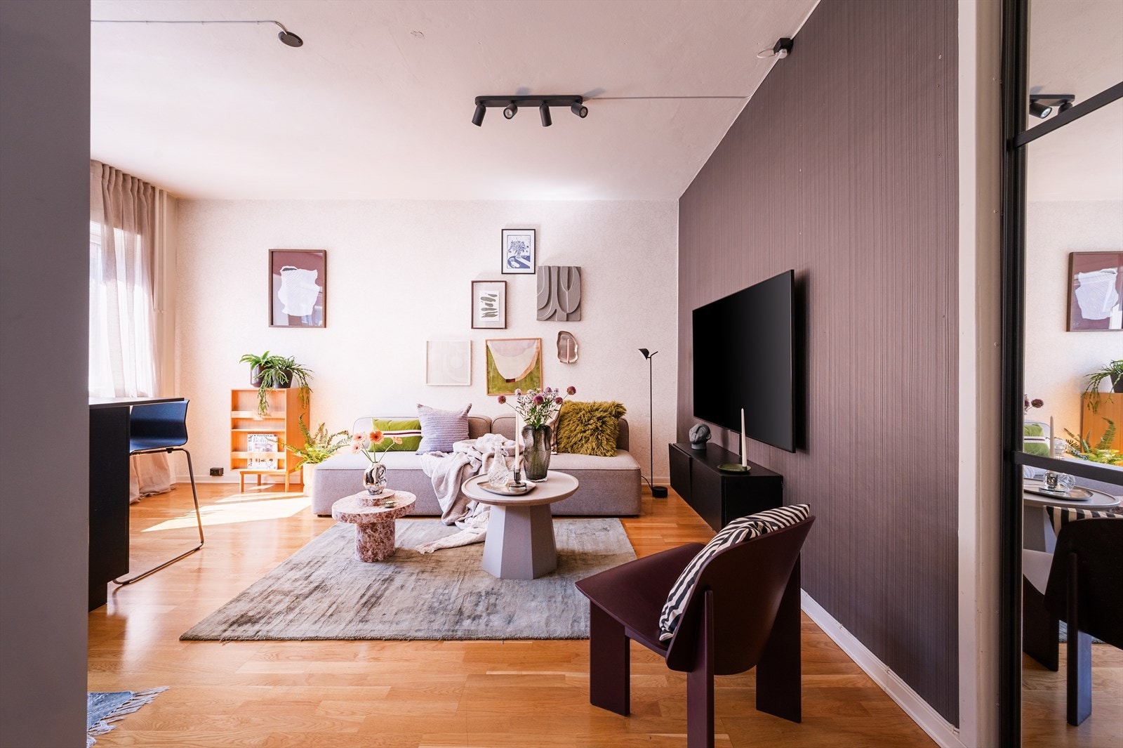 Lys og luftig stue med åpen løsning mot kjøkkenet, som sammen skaper et stort og sosialt oppholdsrom. Galleribilde