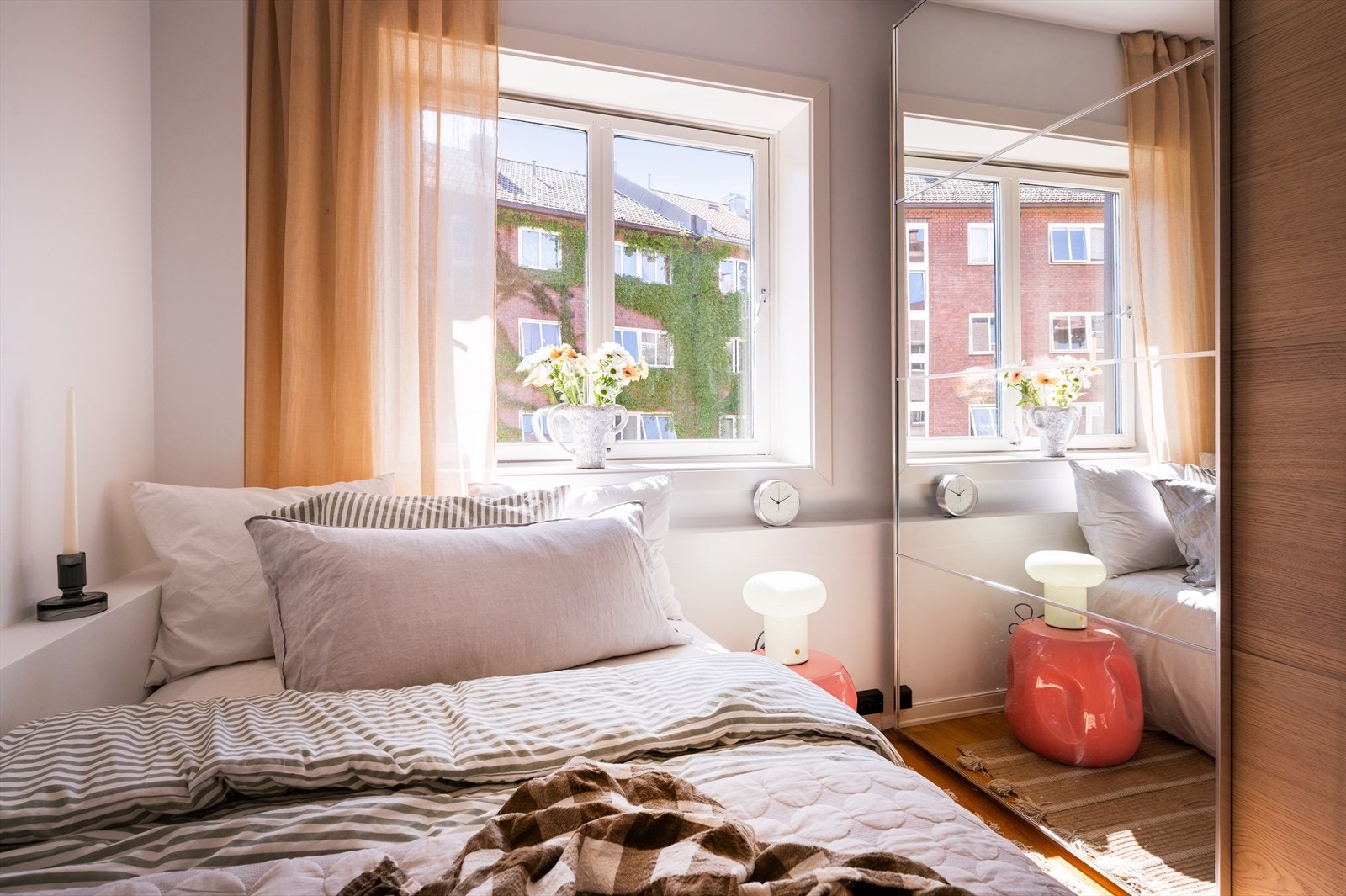 Det medfølger romslig, delvis speilbelagt garderobeskap som gir god lagringsplass. Galleribilde