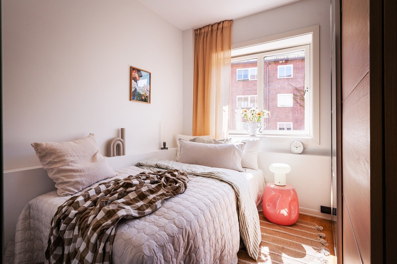 Soverommet er luftig og behagelig med plass til en dobbeltseng (120 cm). Galleribilde