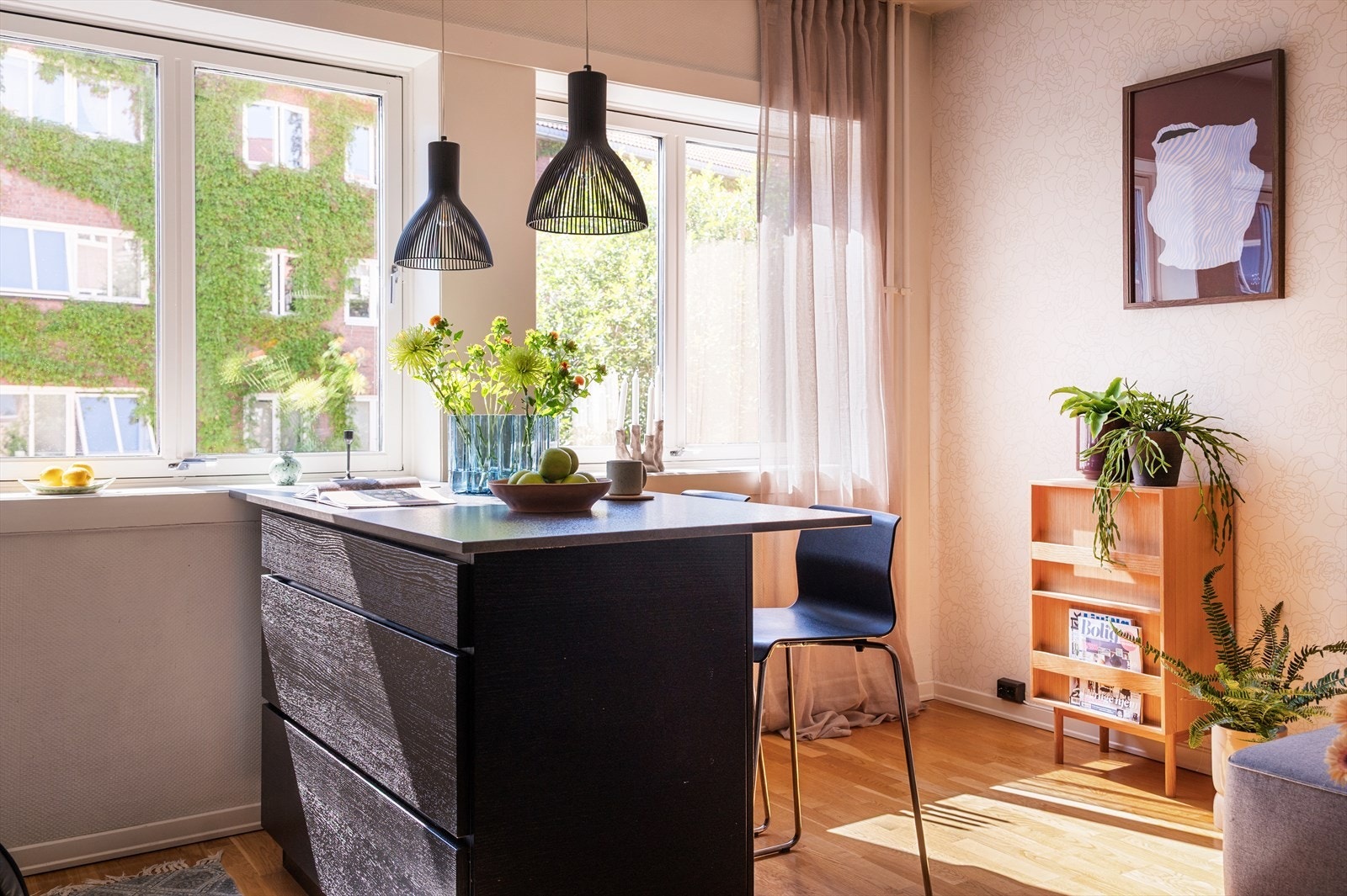 Kjøkkenøy gir ekstra arbeids- og oppbevaringsplass. Galleribilde