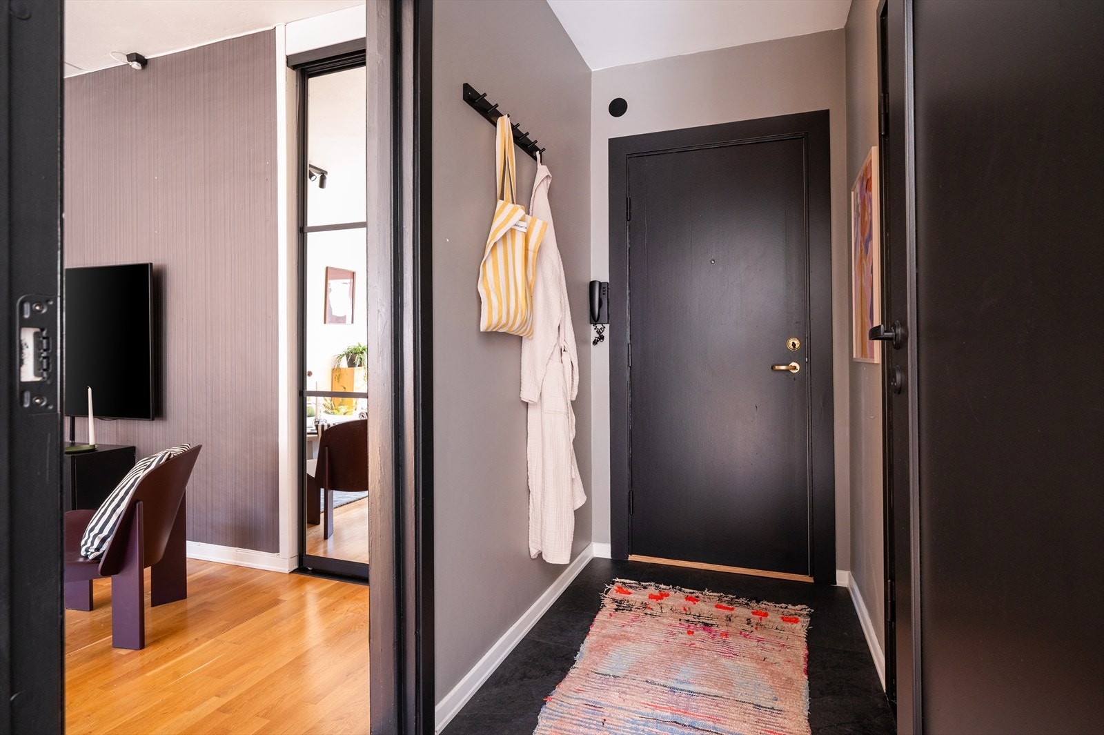 Velkommen inn! I entréen har du god plass til å henge og sette fra deg yttertøy og sko i gangen. Galleribilde