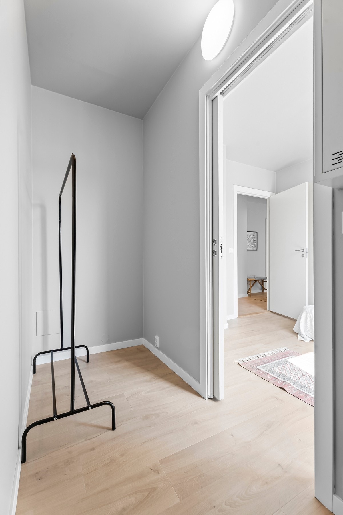 Boden kan enkelt innredes som en praktisk garderobe med gode oppbevaringsmuligheter. Ytterligere lagringsplass i kjellerbod på 5 kvm. Galleribilde