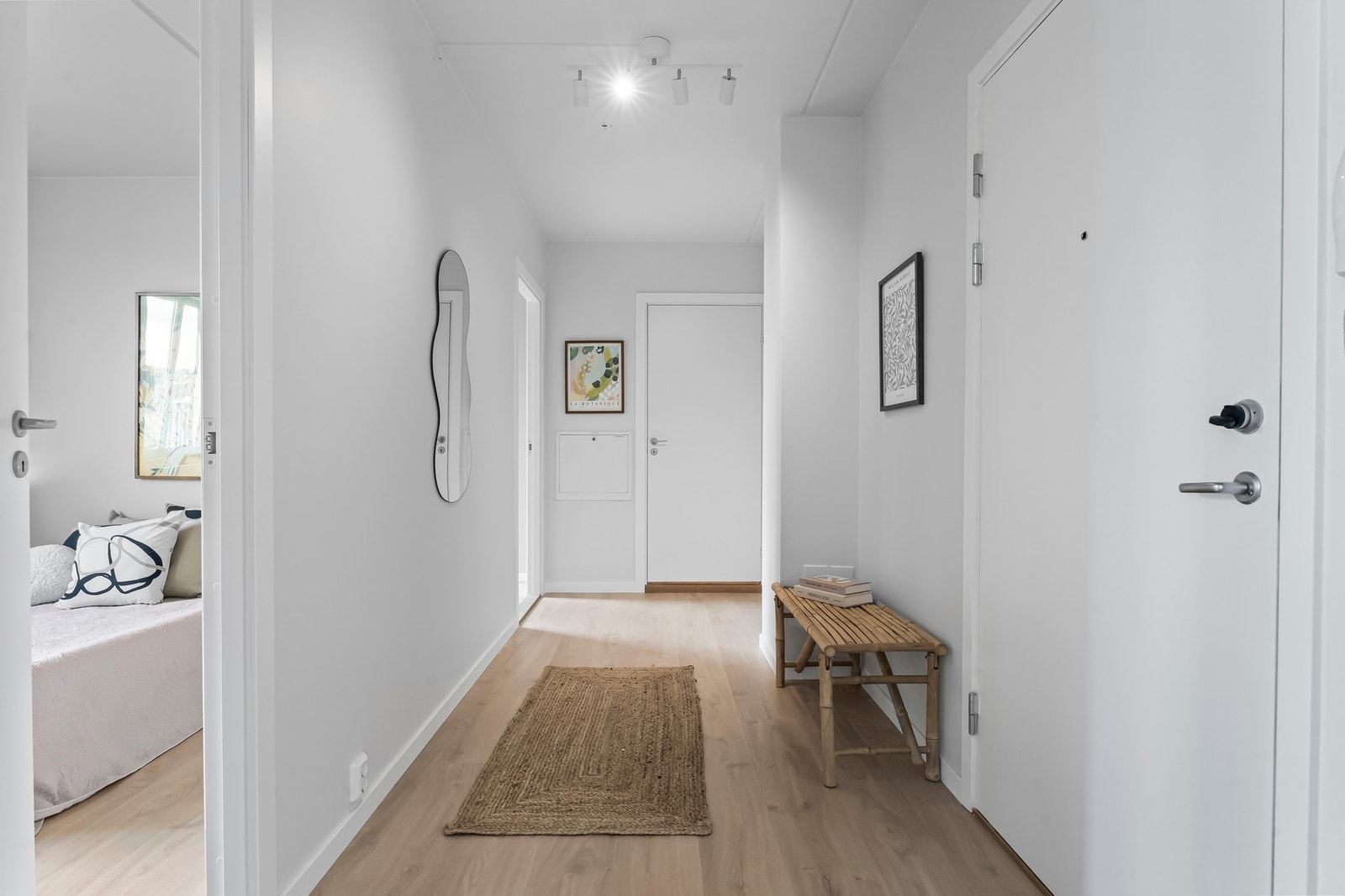 Entré med praktisk planløsning som gir enkel tilgang til alle rom i leiligheten. Galleribilde
