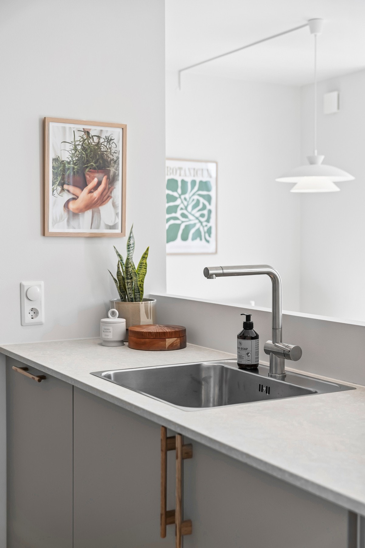 Vaskekum i stål med overliggende belysning gir både godt arbeidslys og moderne uttrykk. Galleribilde