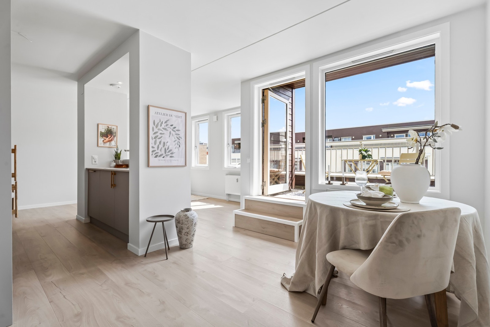 Leiligheten er nyoppusset, gjennomført og pen med bla. nye enstavs laminatgulv, overflatebehandling av vegger og listefri himling i 2025. Galleribilde