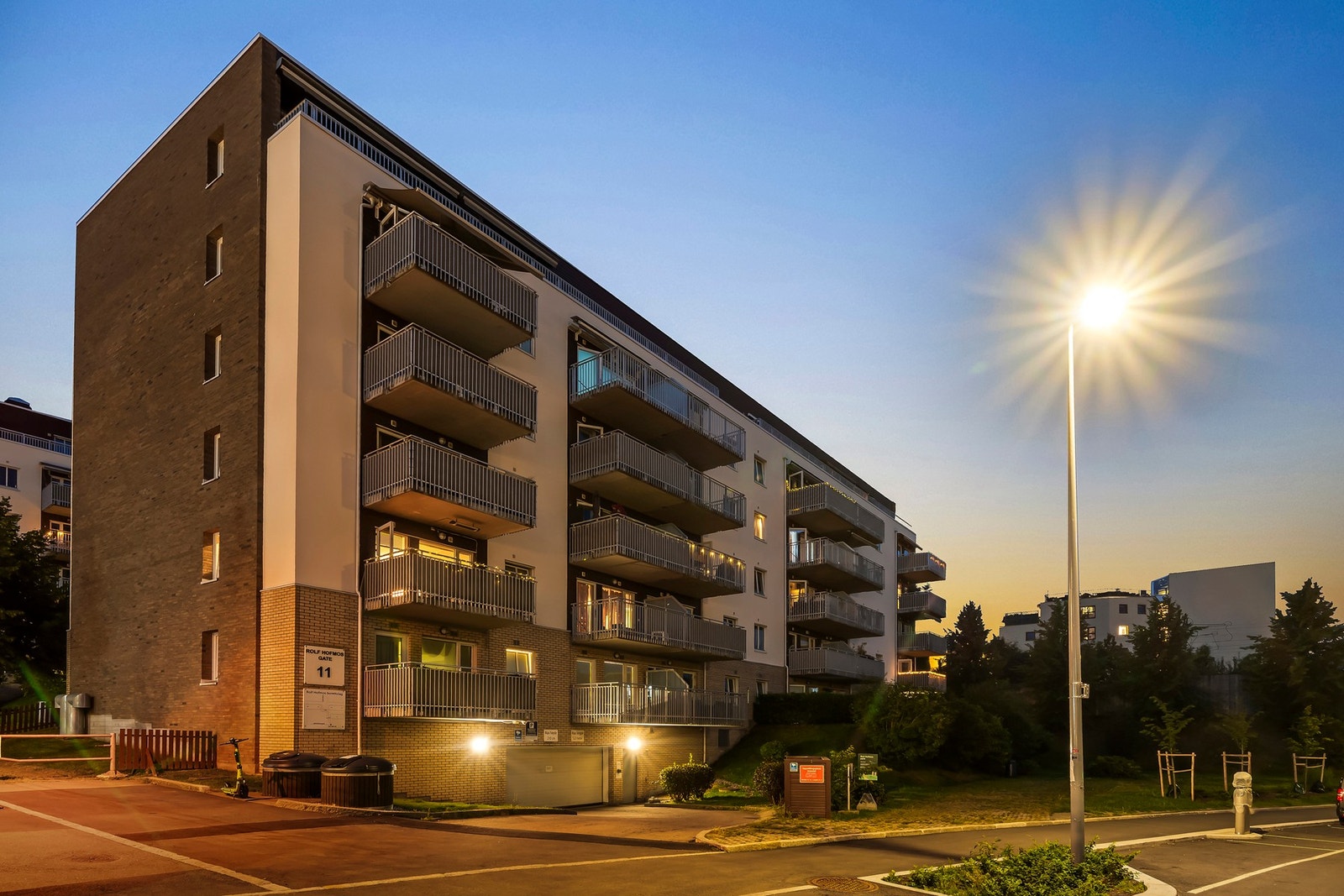 Leiligheten ligger flott plassert i byggets toppetasje. Blokken er på 6 etasjer i tillegg til 3 stk. underetasjer med bla. garasjeanlegg. Galleribilde