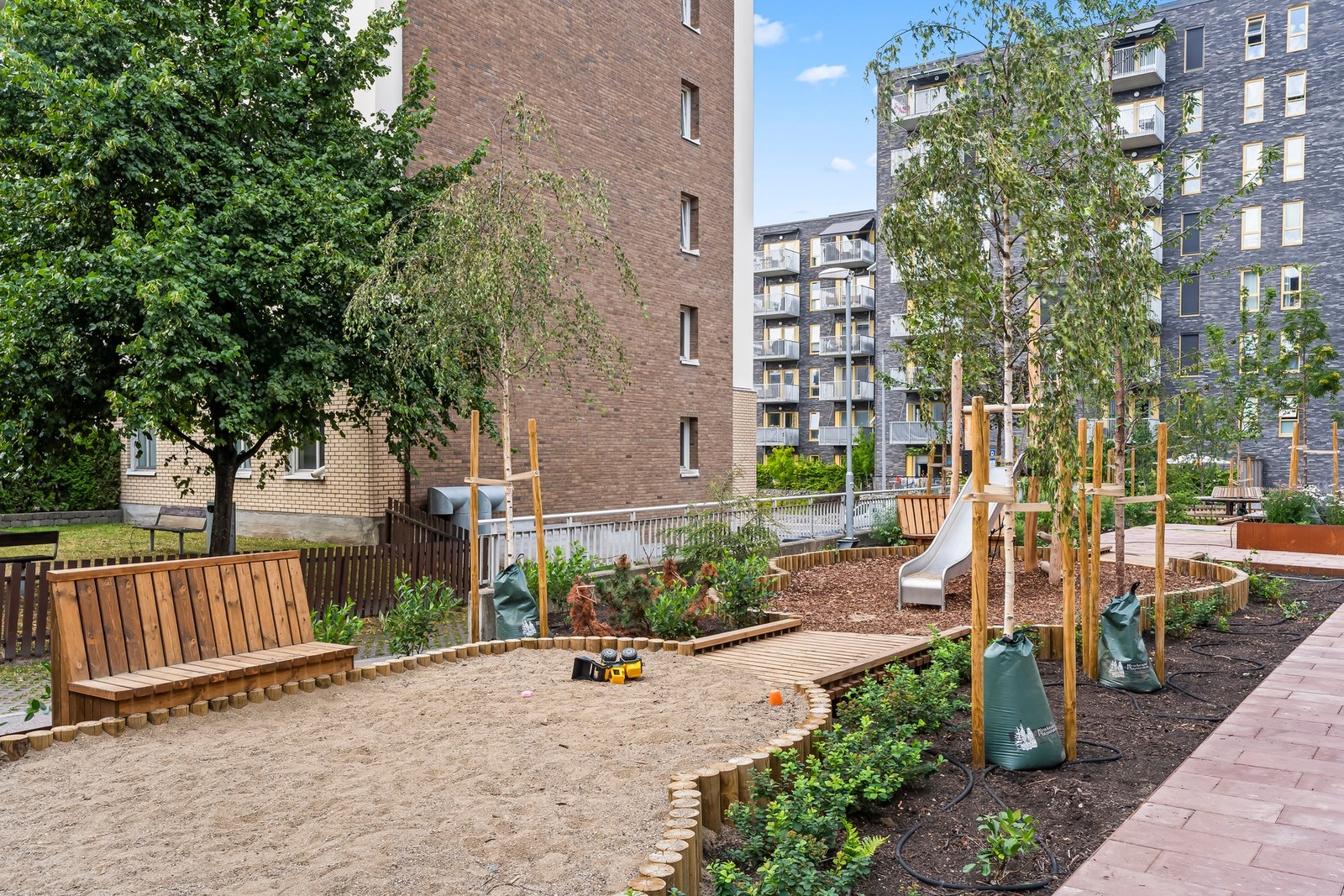 Utenfor blokken finnes det steinsatte arealer, benker, bord og sittegrupper, samt lekeplass til glede for de minste. Galleribilde