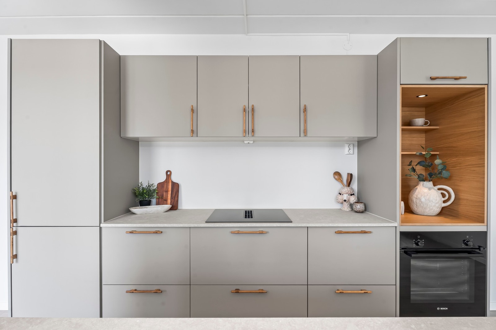 Luftig uttrykk med åpne hyller i eik - både dekorativt og funksjonelt. Galleribilde