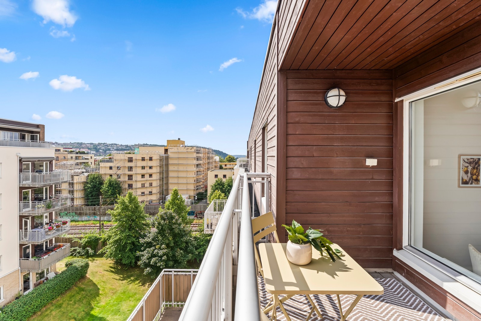 Nyoppusset (2025) og moderne 3-roms i 6.etasje, byggets toppetasje. Leiligheten er fra 2009, med heis til etasjeplan, samt tilhørende garasjeplass. Galleribilde