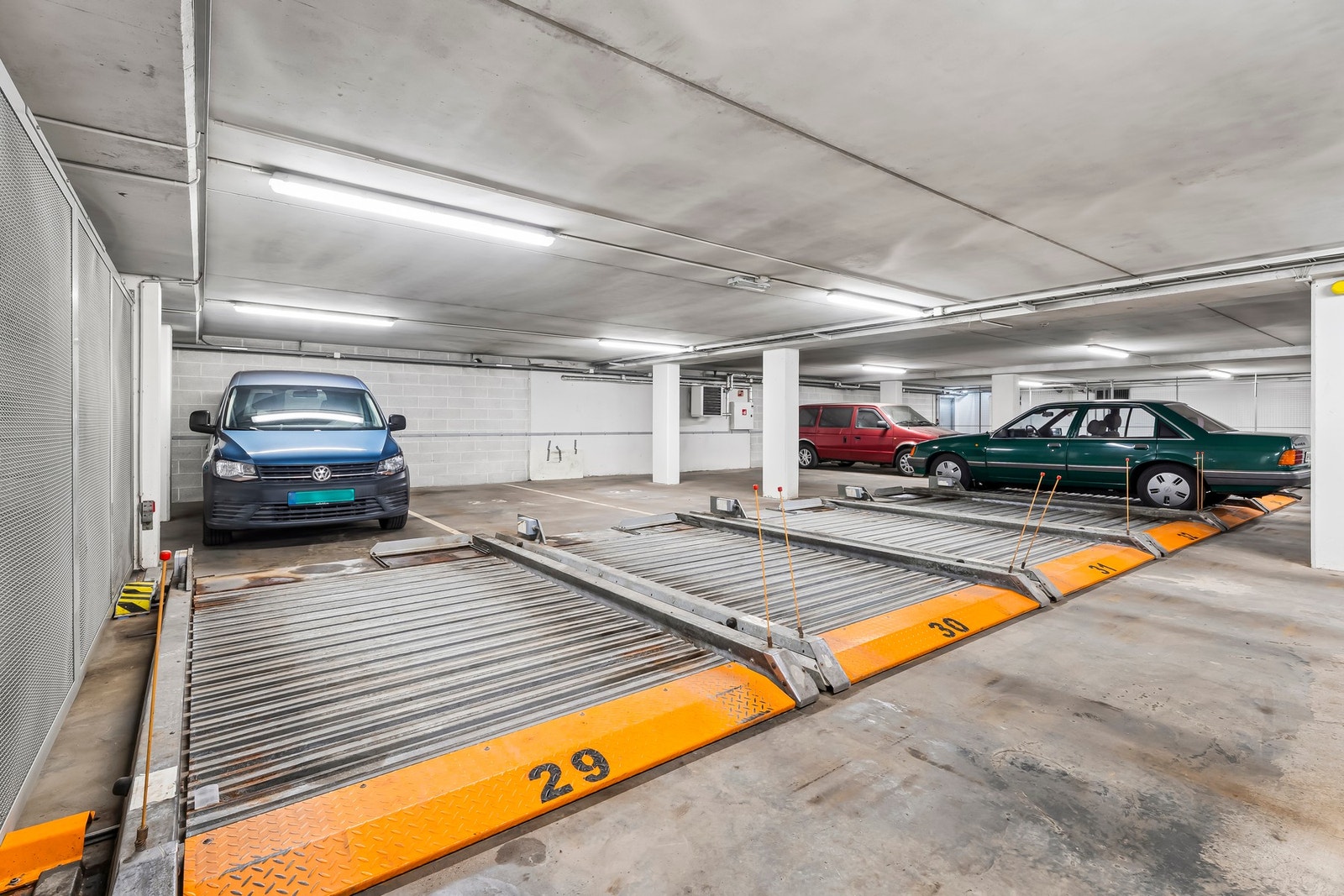 Med boligen følger bruksrett til garasjeplass nr. 29 i fellesgarasjen, utstyrt med automatisk parkeringssystem. Galleribilde
