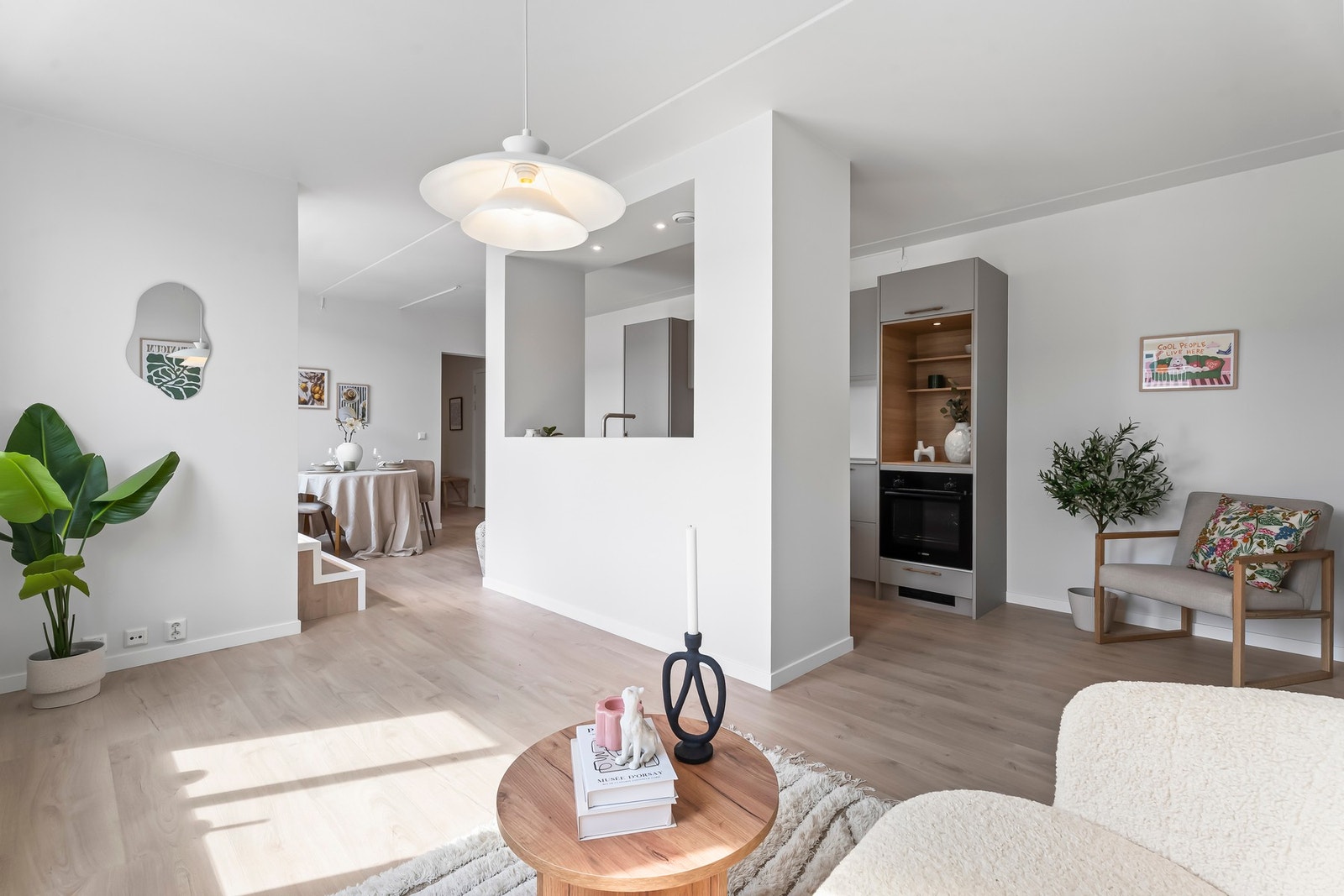 Stuen er lys og luftig med åpen kjøkkenløsning og møbleringsvennlige soner for både tv-lounge og spisebord. Galleribilde