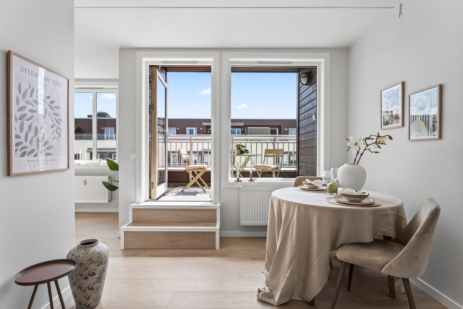 De store vindusflatene gir rikelig med naturlig lys og forsterker den åpne romfølelsen. Galleribilde