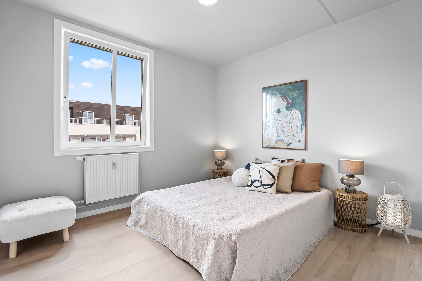 Leiligheten har to gode soverom med vinduer mot sydøst, enstavs laminatgulv, lysmalte, glatte vegger og listefri himling, oppgradert i 2025. Galleribilde