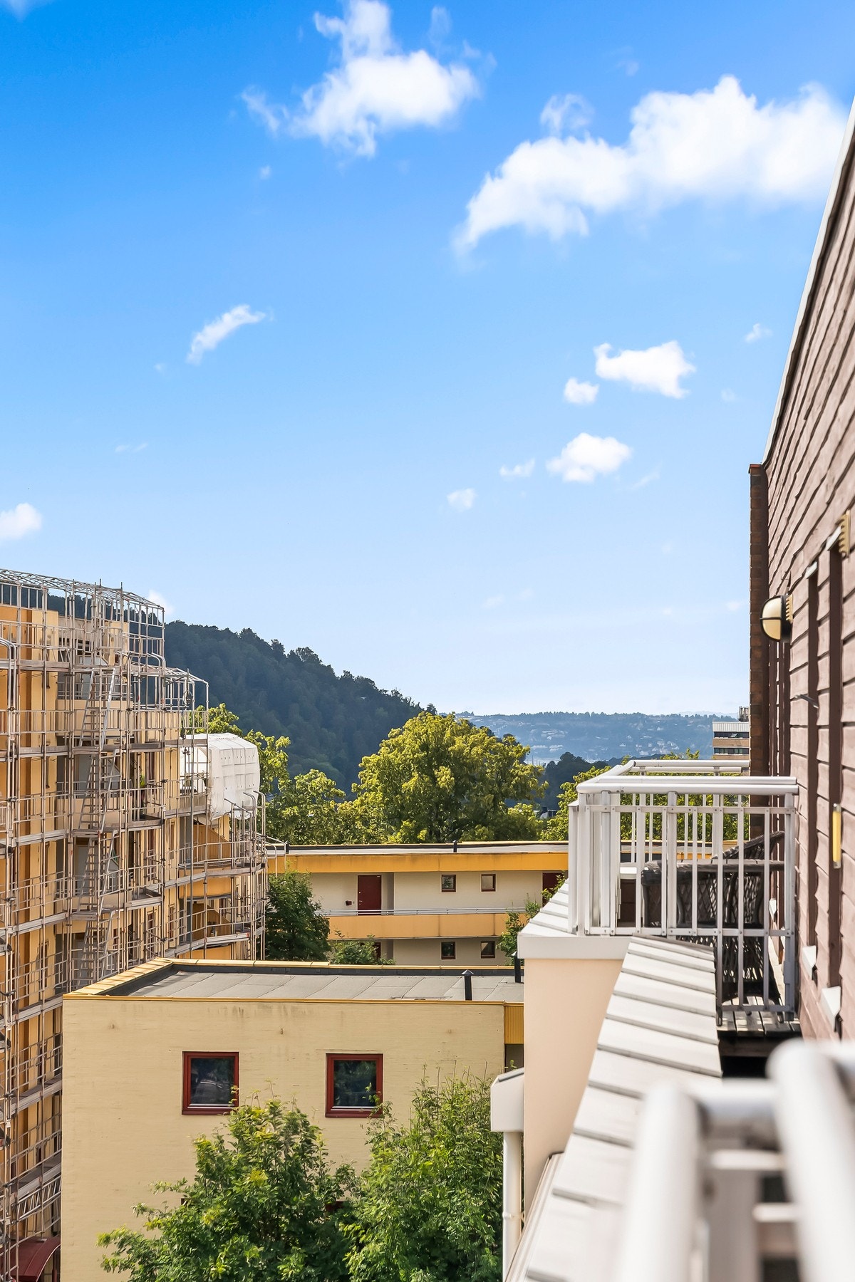 Fra balkongen er det fin utsikt utover og ned i retning Oslofjorden. Galleribilde