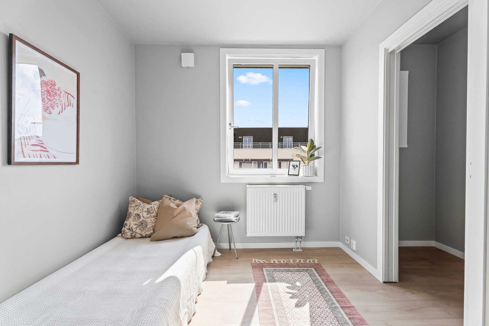 Fra det minste er det skyvedør inn til en bod som kan benyttes som garderoberom. Galleribilde