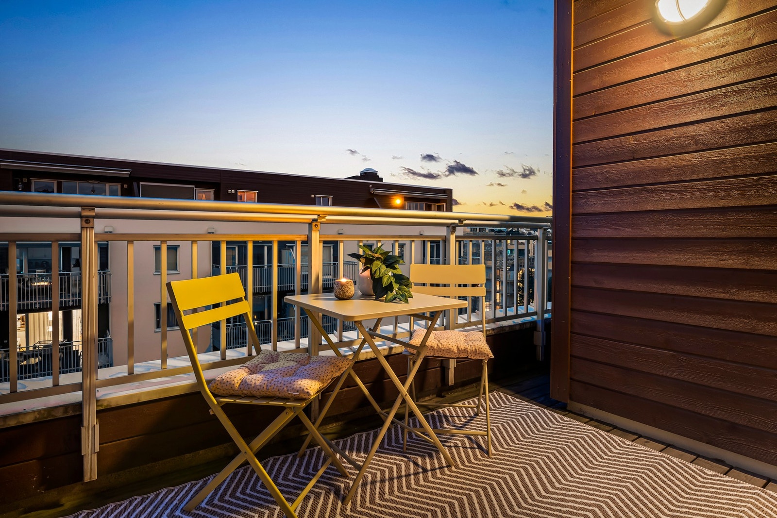 Balkongen har vegger på siden og er nesten helt overbygd, noe som gir god skjerming for vær. Galleribilde