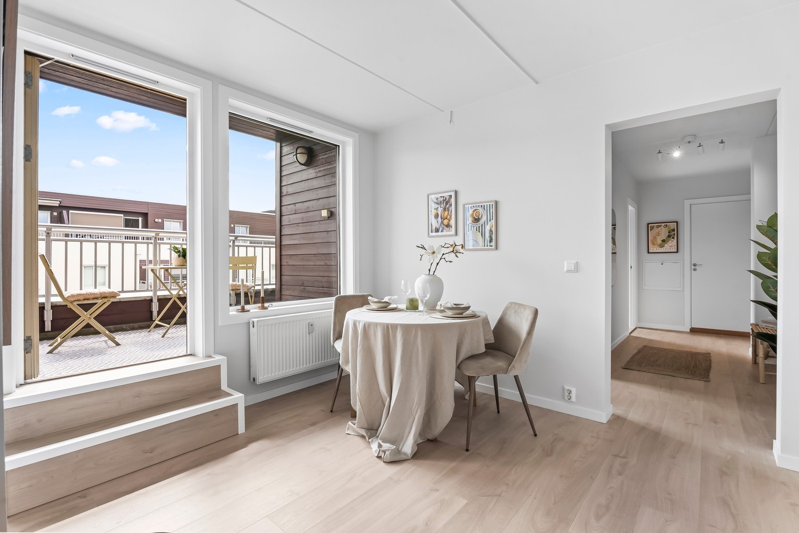 Fin spiseplass i tilknytning til både balkong og kjøkkenet. Galleribilde
