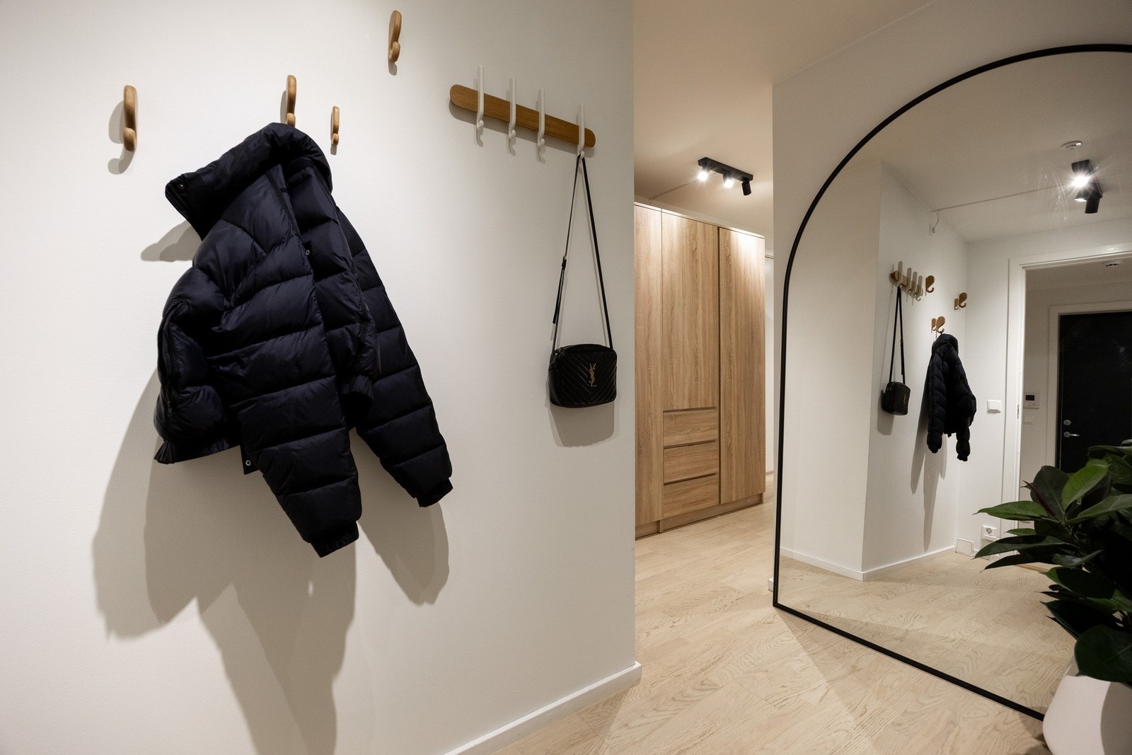 Romslig gang med god plass for oppbevaringsmøbler. Galleribilde