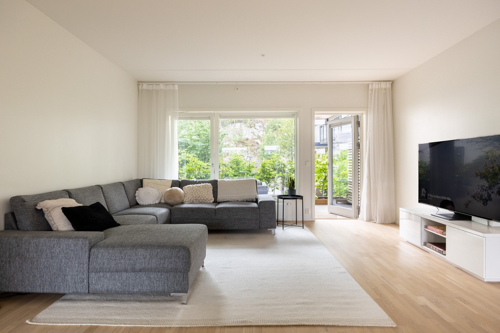 Store vindusflater slipper inn rikelig med naturlig lys, som bidrar til et trivelig hjem. Galleribilde