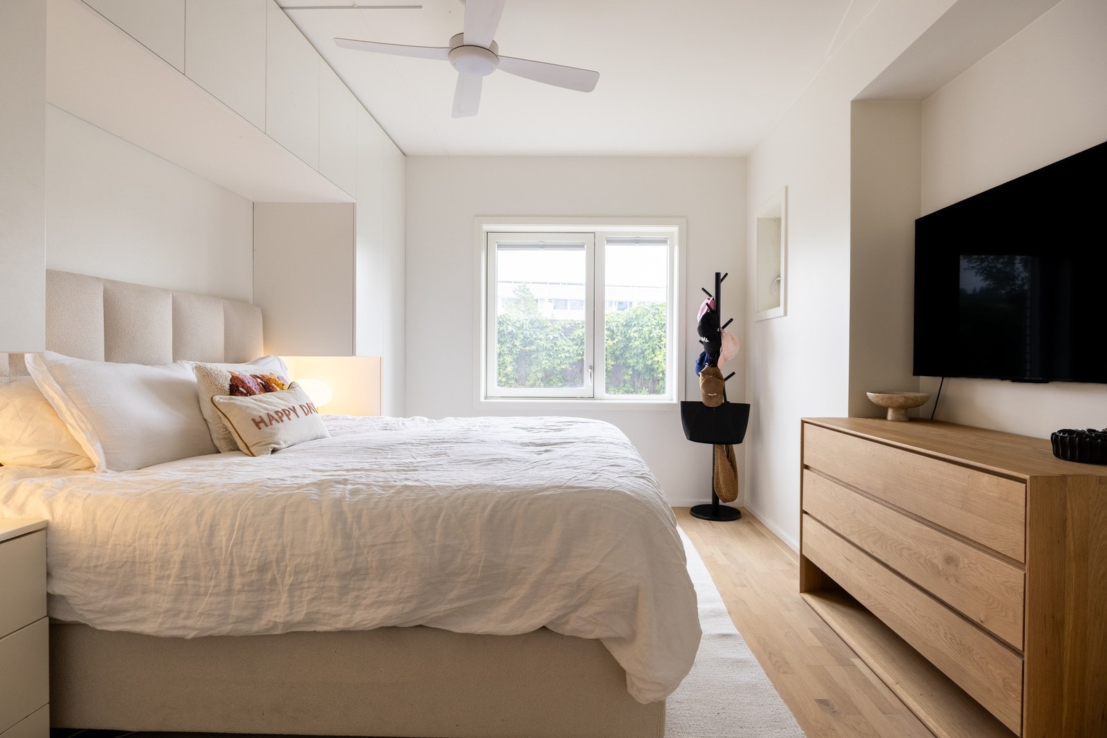 Hovedsoverommet er romslig med god plass for dobbeltseng, og har rikelig med oppbevaringsplass i snekkerbygde garderobeskap. Galleribilde