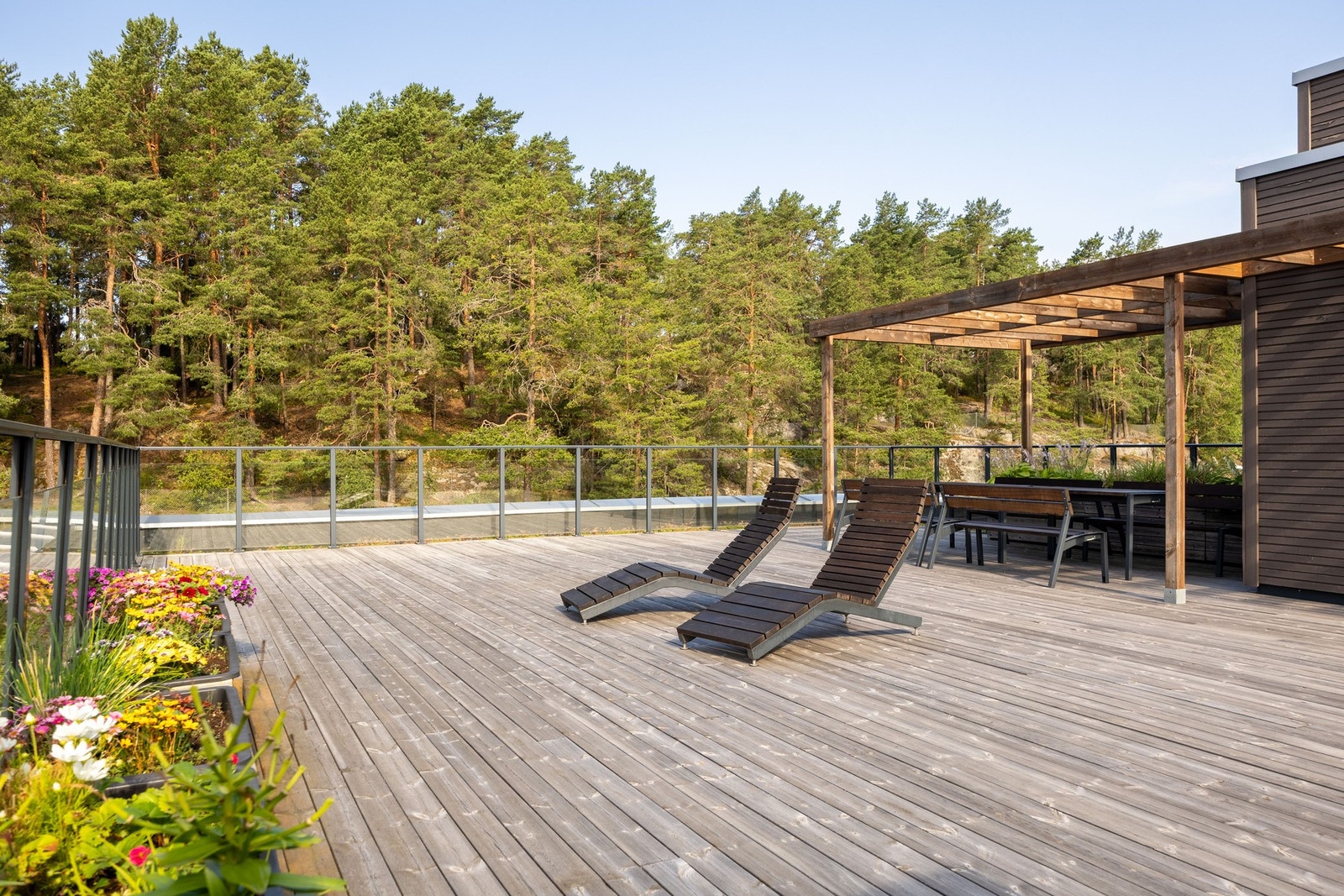 Her er det solsenger, sittegrupper og pergola. Galleribilde