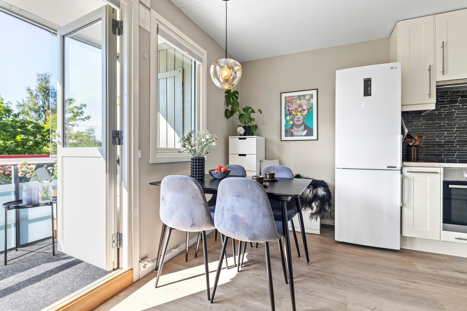 Spisebordet finner sin naturlige plass i hendig tilknytning til kjøkkenet. Galleribilde