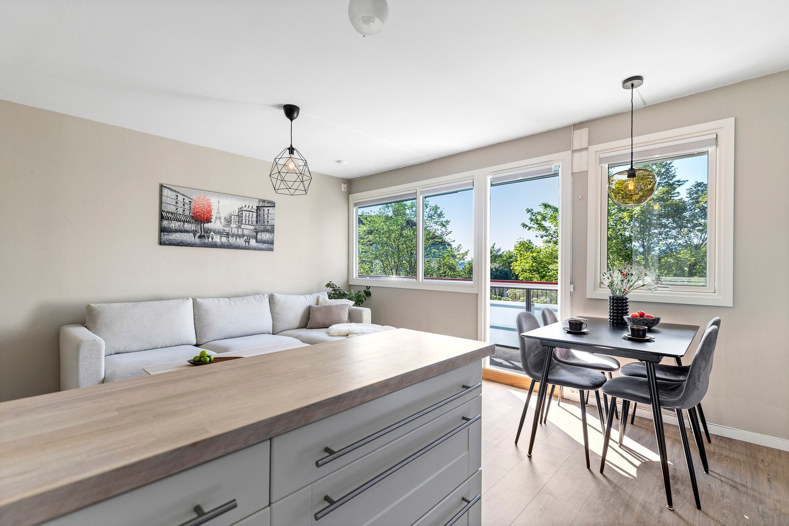 Med en delvis åpen løsning mot kjøkkenet, fremstår rommet som sosialt og praktisk, perfekt for både hverdag og sammenkomster. Galleribilde