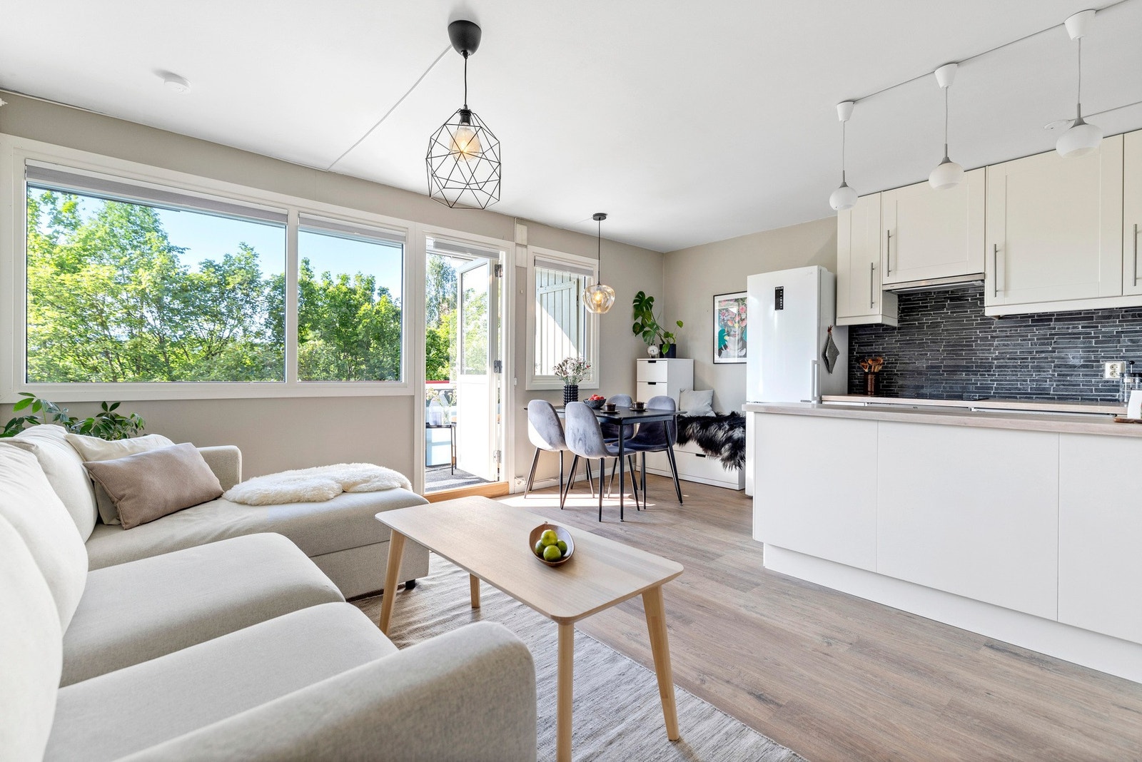 Drømmer du om en bolig med flott utsikt, mye lys og en skjermet beliggenhet? Denne leiligheten på Rosenhoff byr på alt dette og mer. Galleribilde