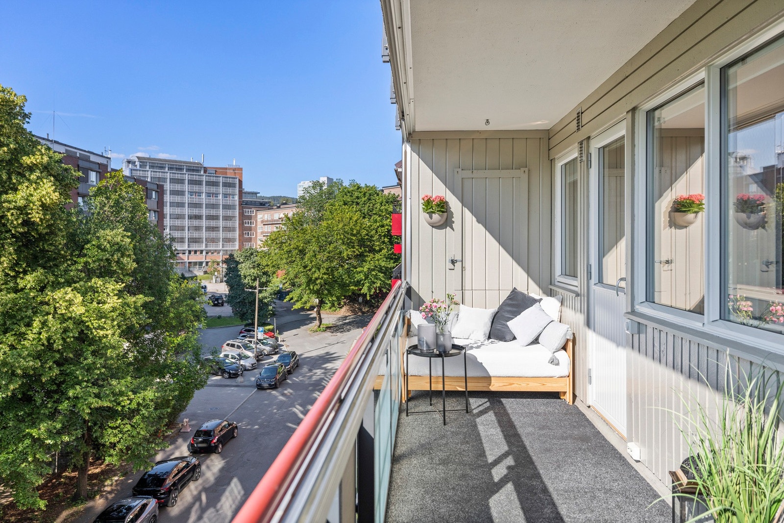 Store vindusflater og en balkongdør slipper inn rikelig med naturlig lys og forsterker romfølelsen. Galleribilde