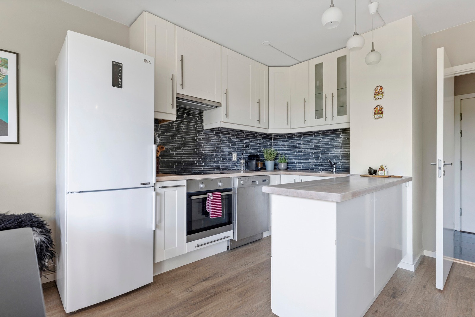 Kjøkkenet fremstår som både moderne og funksjonelt. Galleribilde