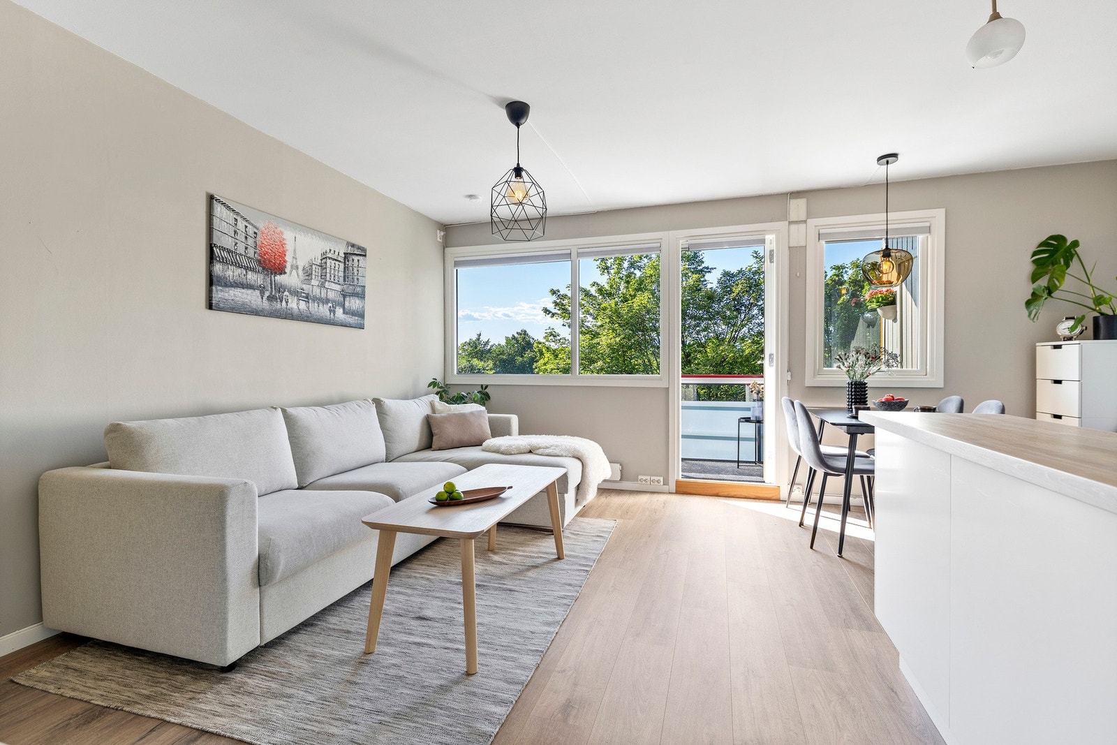 Store vindusflater og en balkongdør slipper inn rikelig med naturlig lys og forsterker romfølelsen. Galleribilde