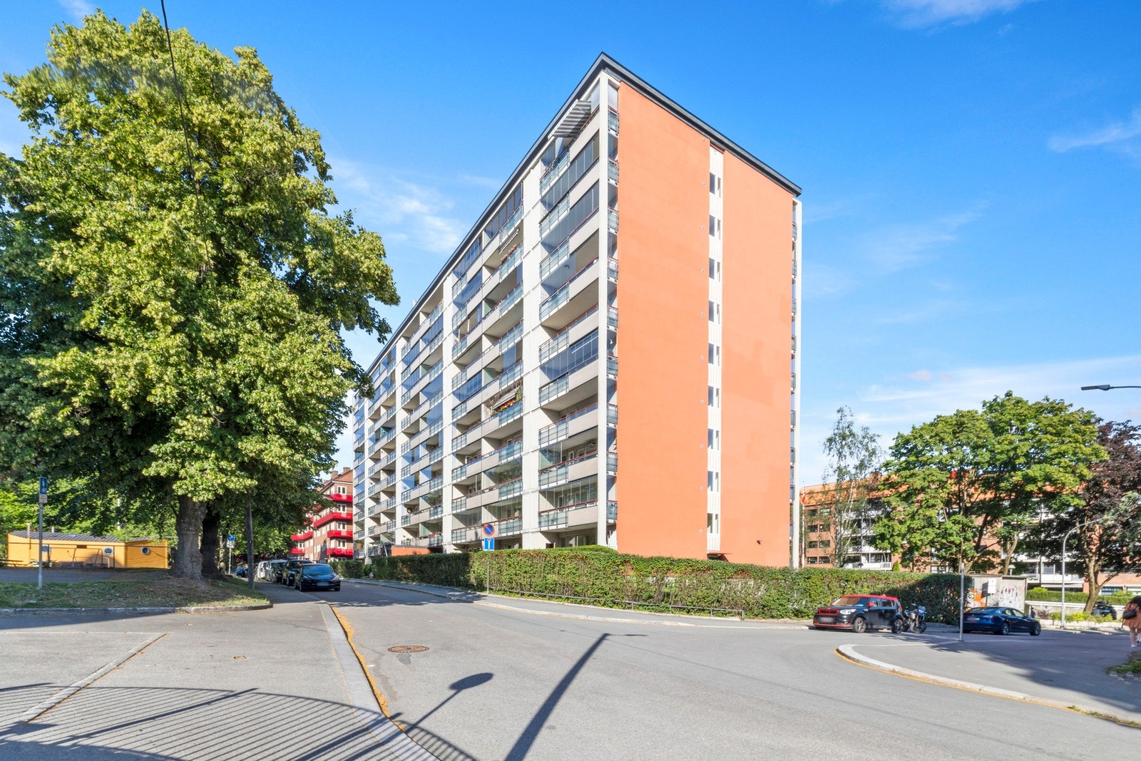 Med lave felleskostnader som inkluderer varmtvann og fibernett, samt praktiske fasiliteter som heis og felles sykkelbod, er dette en bolig som kombinerer komfort og funksjonalitet på beste vis. Galleribilde