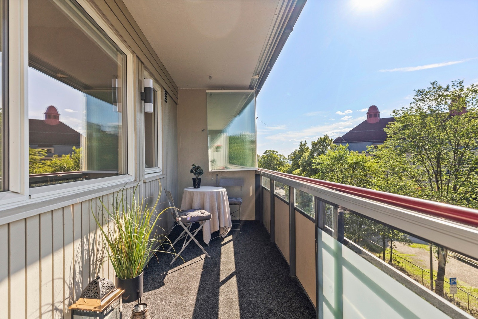Nordvestvendte balkong på hele 10m² er som skapt for å nyte både hverdagsøyeblikk og spesielle anledninger. Galleribilde