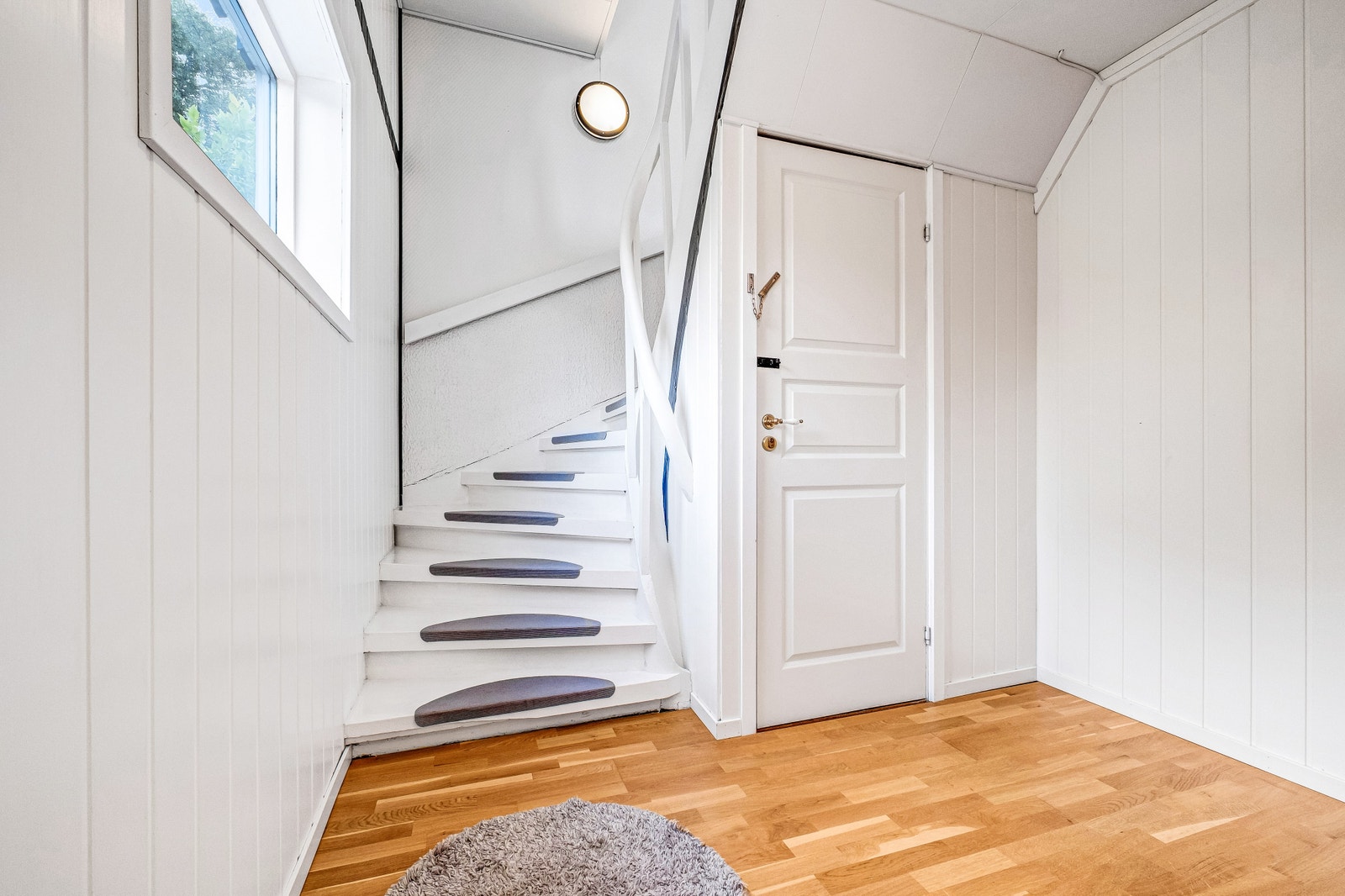 Trapp til 2. etasje Galleribilde