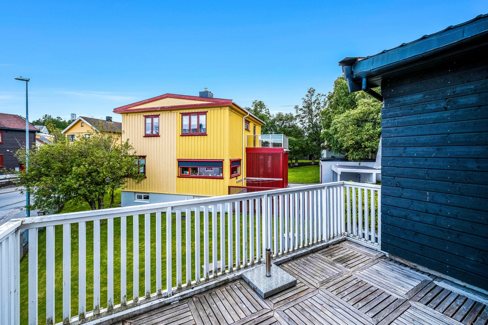 Luftig og fin balkong ut i fra stuen Galleribilde