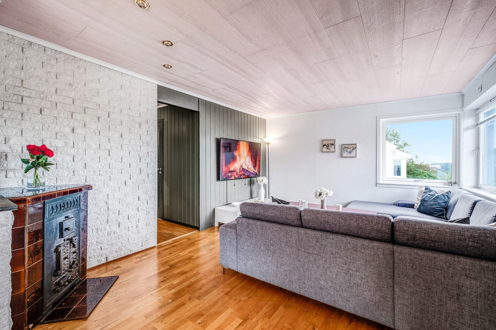 Vegghengt 65" Smart-TV Galleribilde