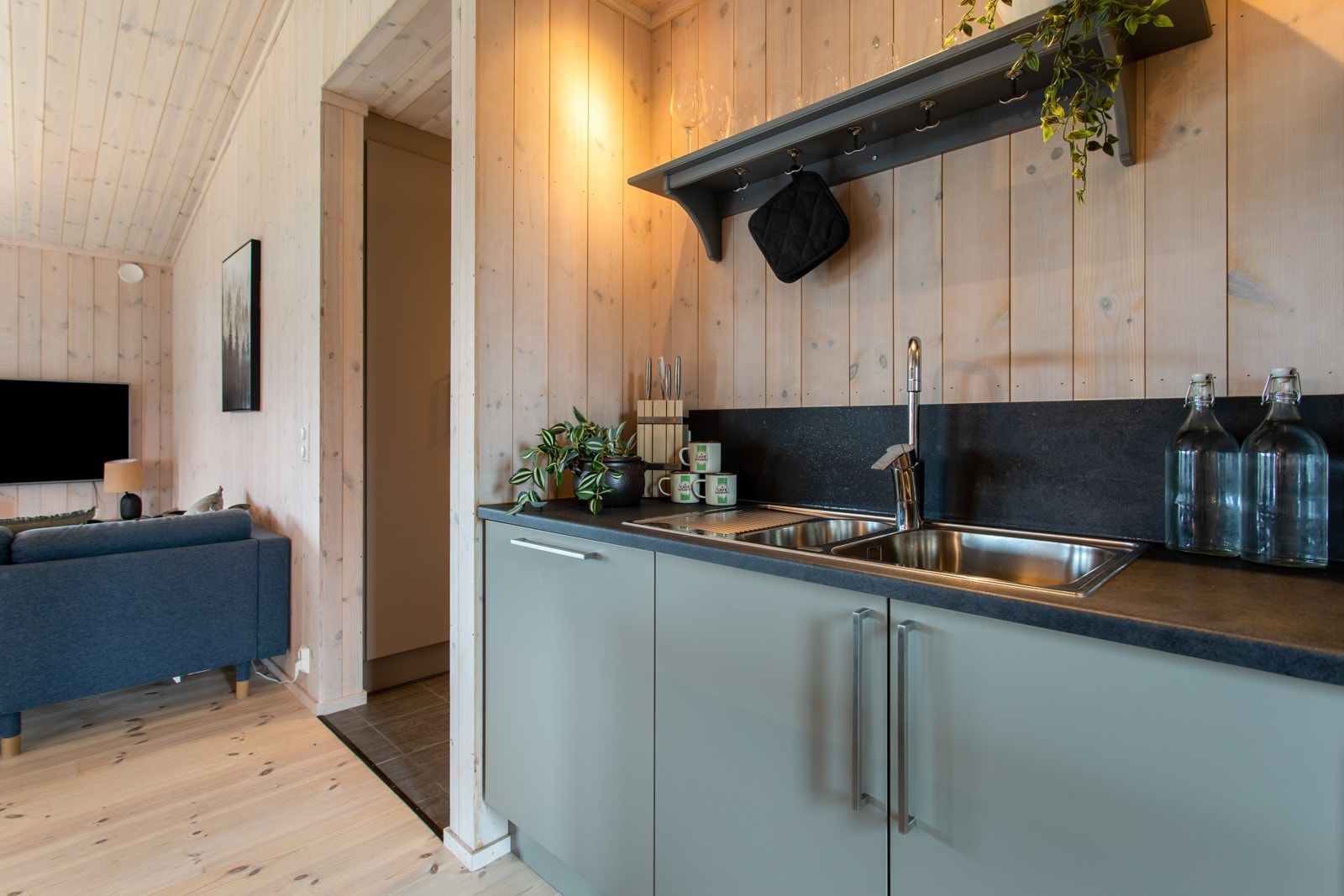 Kjøkkenet har gode arbeidsflater og oppbevaringsmuligheter i skaper og skuffer Galleribilde