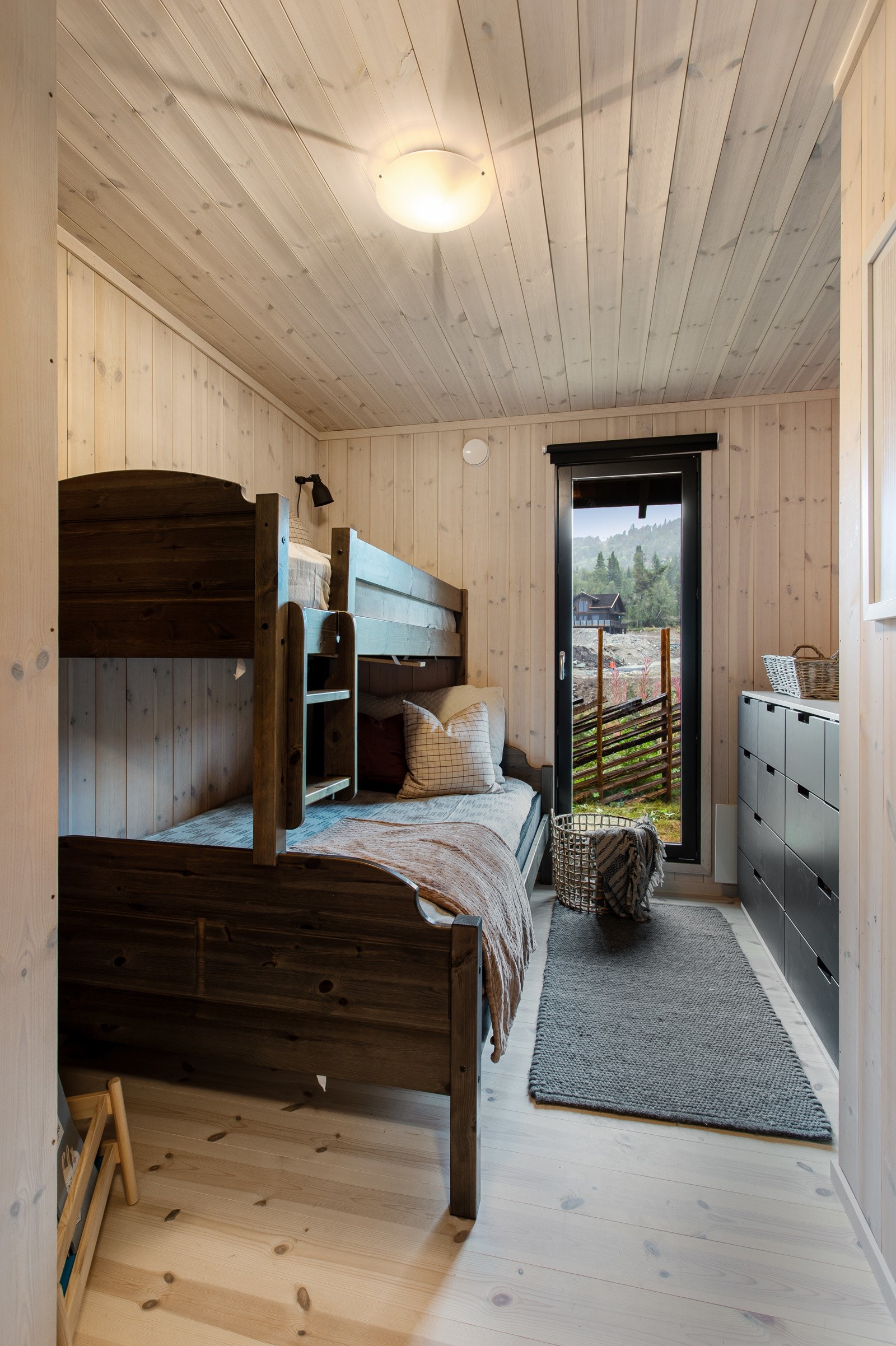 Soverom III innredet med familiekøye og nisje for garderobe/kommode Galleribilde