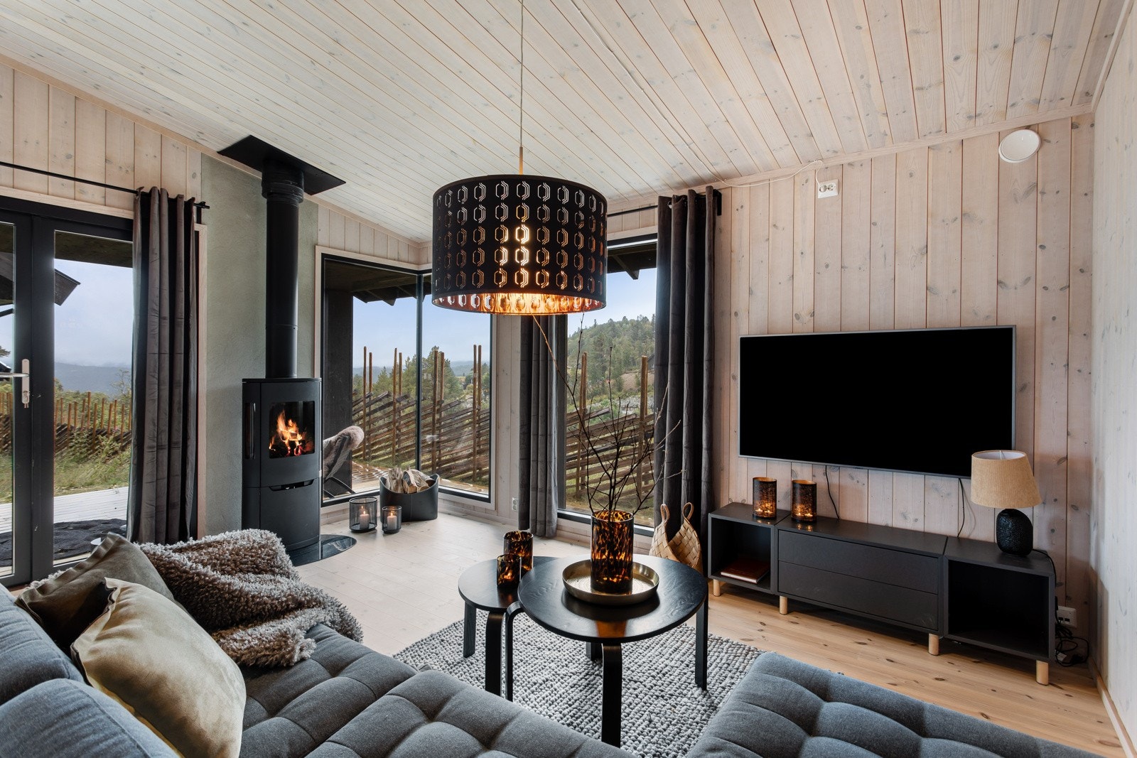 Stuedelen har god plass til sofagruppe og TV Galleribilde