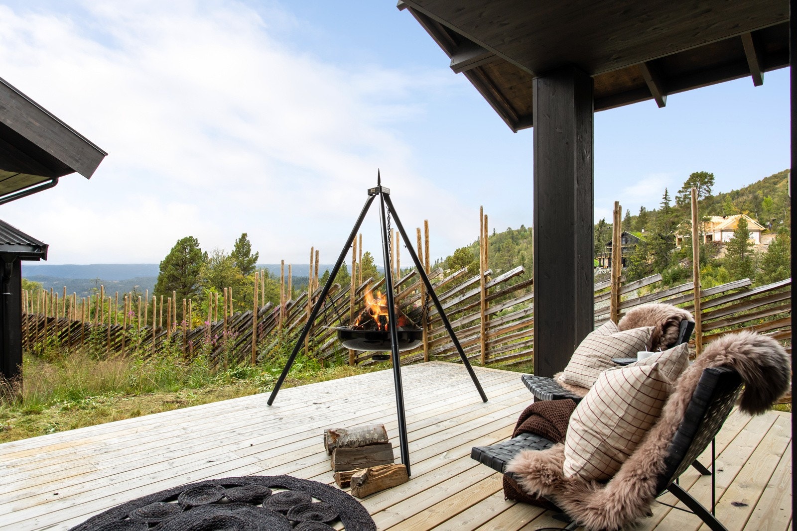 Fra terrassen har man en nydelig, usjenert utsikt over Raulandfjell Galleribilde