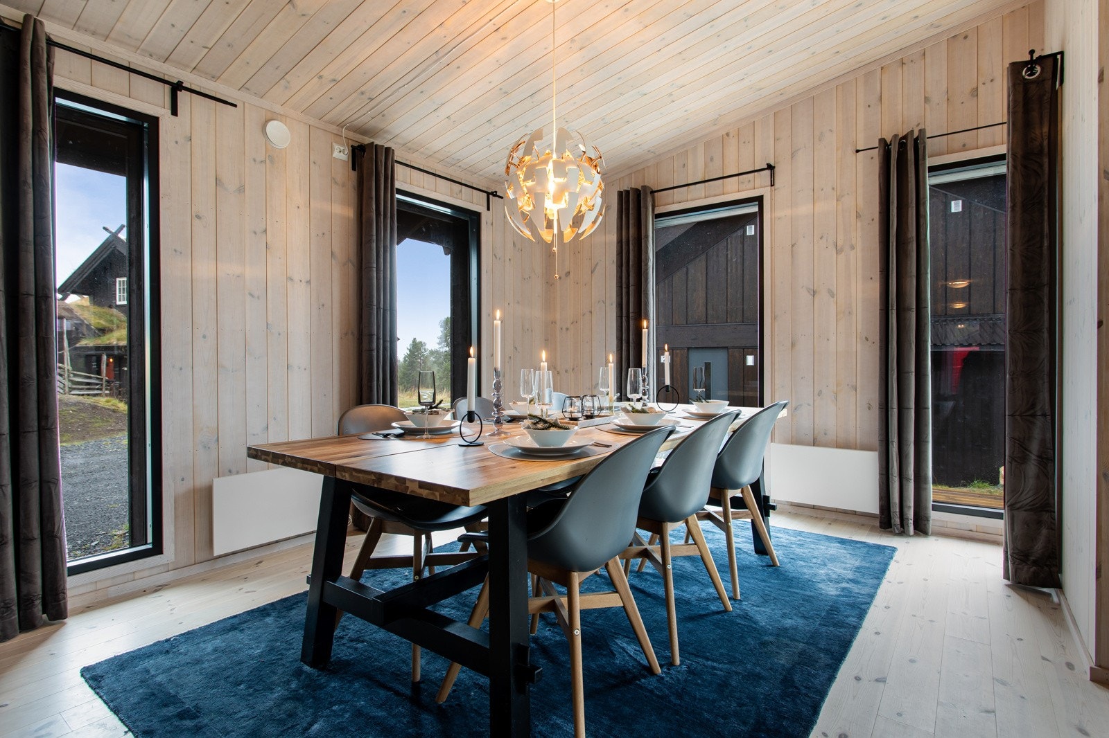 Nydelig spisestue med god plass til langbord Galleribilde