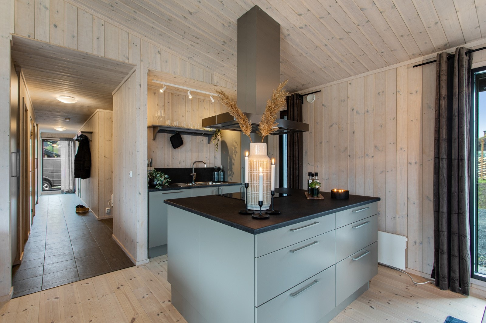 God planløsning med alt på en flate og åpen stue-kjøkkenløsning. Plassbygget garderobe langs hele soveromsgangen Galleribilde