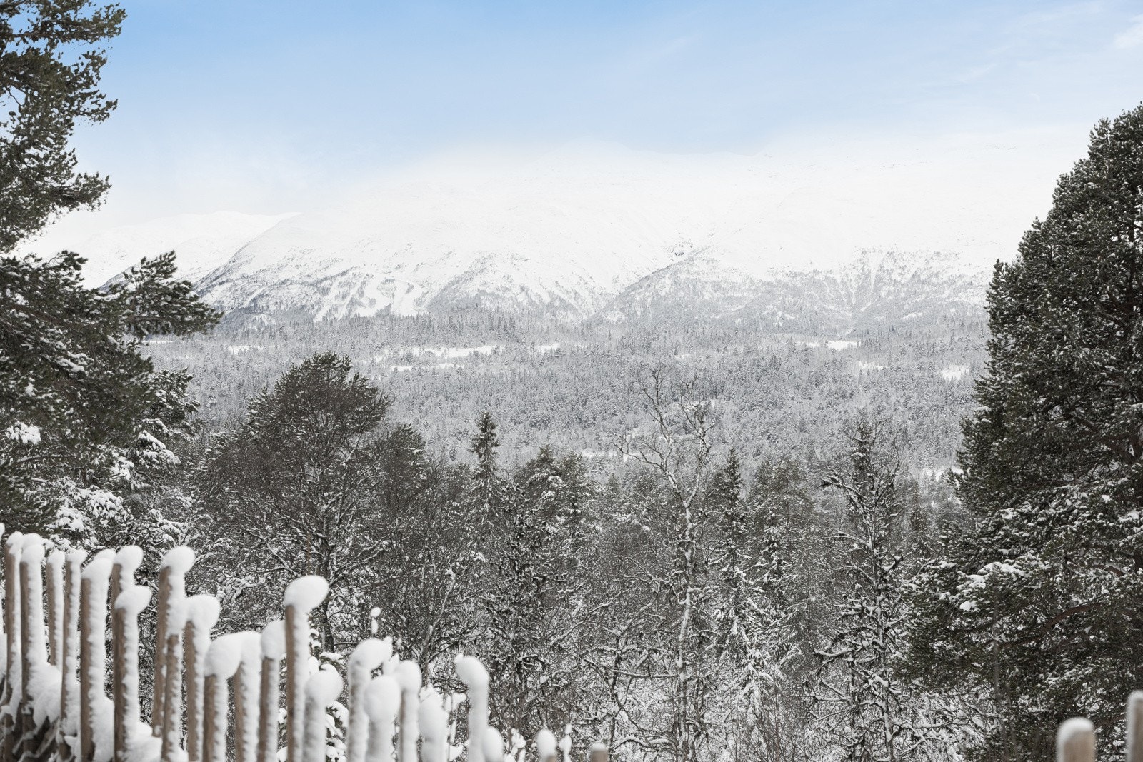 Nydelig utsikt over Raulandsfjellene fra terrasse og stue på vinterstid Galleribilde