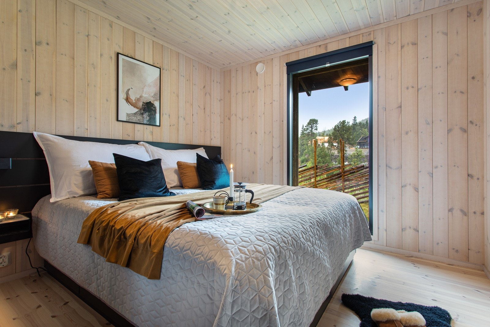 Delikat og romslig soverom med god plass til dobbeltseng. Hytta har totalt 3 soverom og 8 sengeplasser Galleribilde