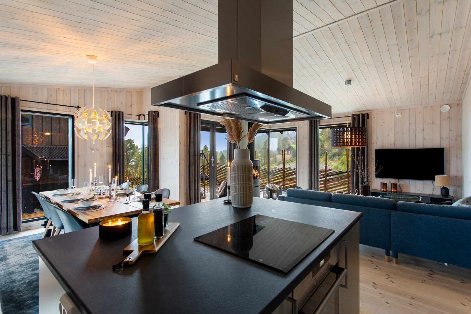 Rommet har god takhøyde og vindusflater i tre himmelretninger, noe som gir en god romfølelse Galleribilde