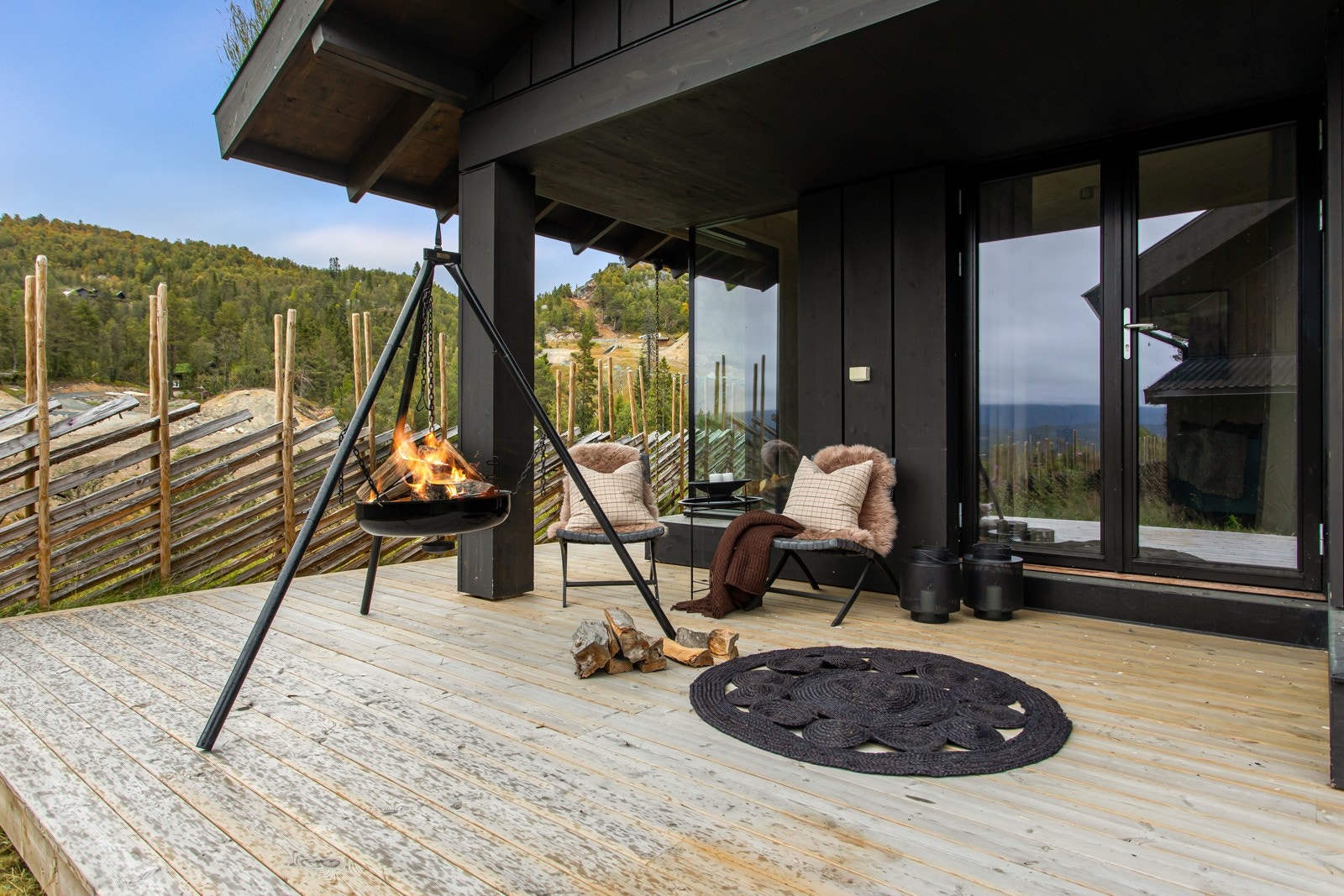 Hytta ligger vestvendt og har sammenhengende terrasse på to sider av hytta, slik at man kan nyte både morgensolen og kveldssolen ved hytteveggen. Lun, overbygget uteplass Galleribilde