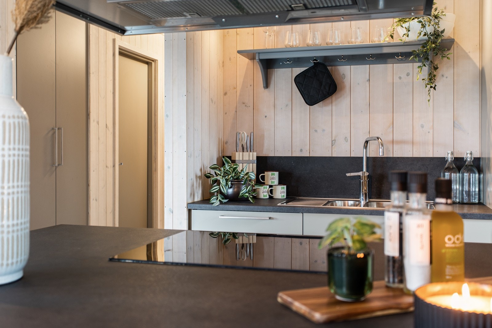 Kjøkkenet er fra HTH og er utført med slette fronter i en dus olivengrønn farge Galleribilde