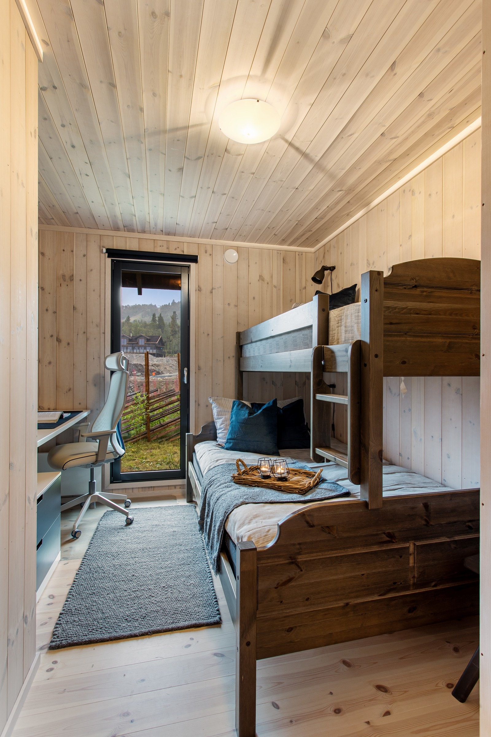 Soverom II, innredet med familiekøye og kontorhjørne Galleribilde