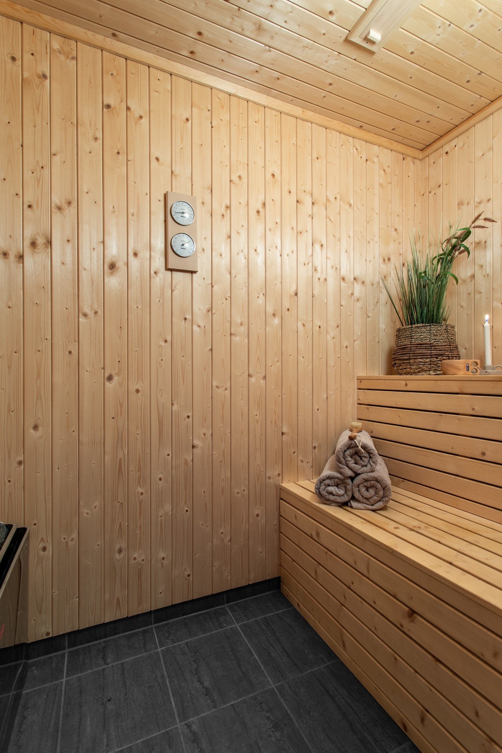 Deilig badstue med adkomst fra bad. Overflater består av flis på gulv og granpanel på vegg Galleribilde