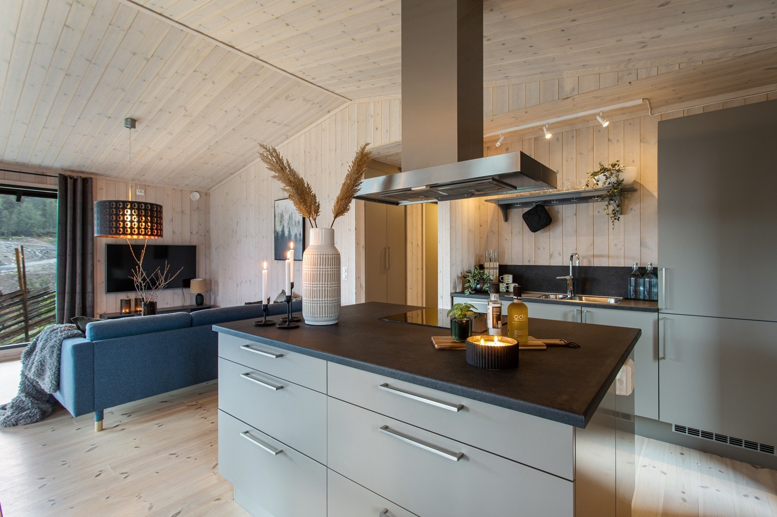 Delikat kjøkkeninnredning og moderne fargevalg - hytta fremstår som meget smakfull, og med gjennomførte detaljer Galleribilde